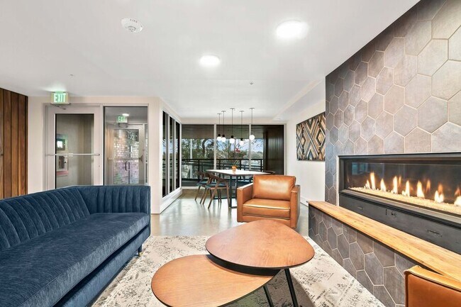 Building Photo - 736 Bellevue Pl E