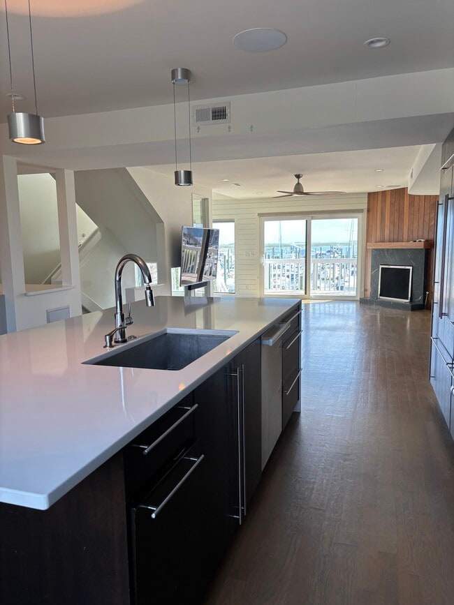 Building Photo - 350 Causeway Dr