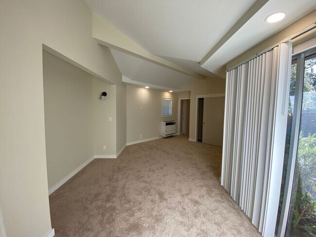 Building Photo - 4110 El Bosque Dr
