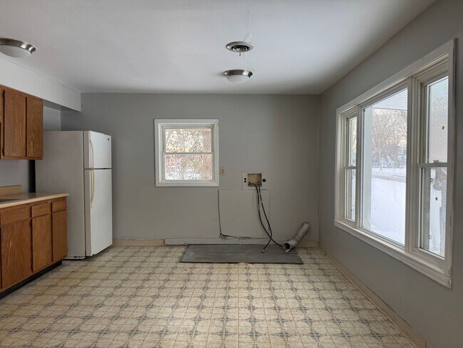Building Photo - 207 E Oak St