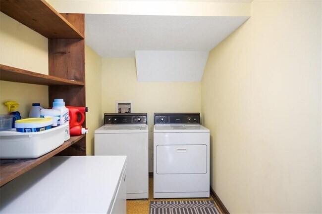 Building Photo - 4989 Kingswood Dr
