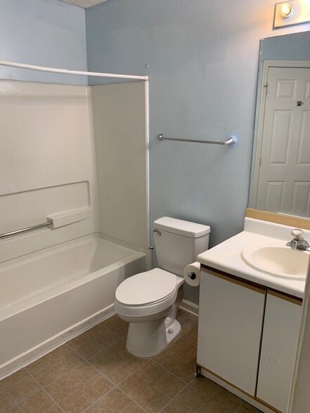 Building Photo - 10 Daveitta Dr
