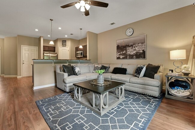 Building Photo - 3 Bedroom Townhouse