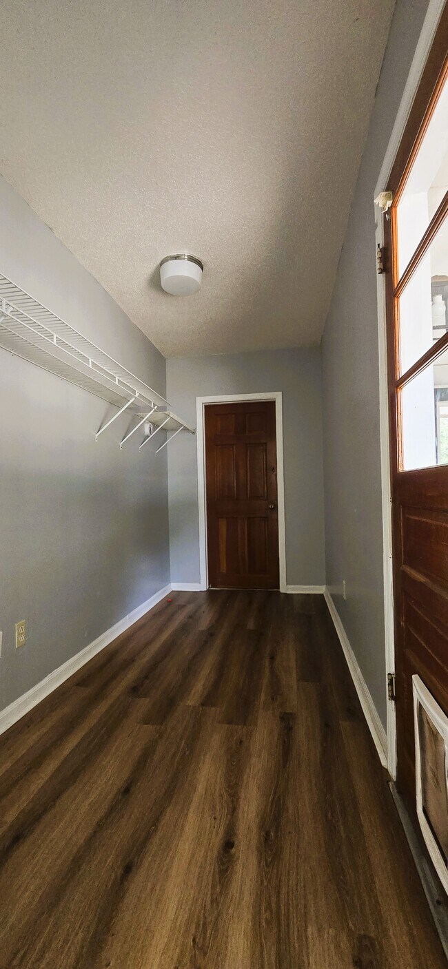 Building Photo - 1007 Highview Dr