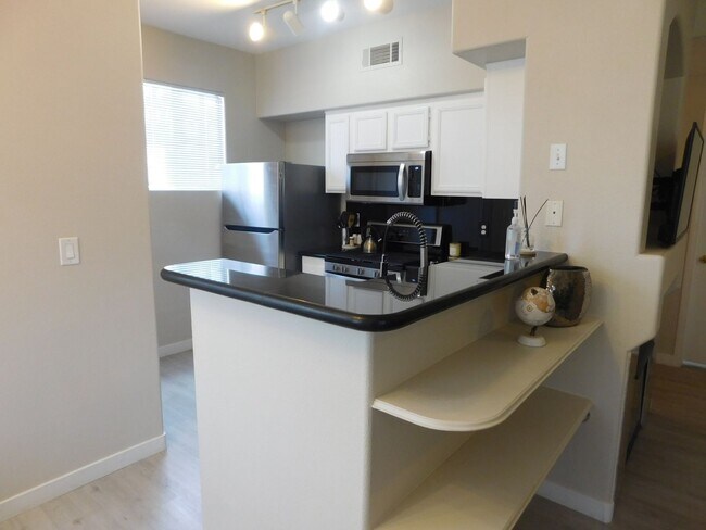 Building Photo - GORGEOUS FULLY FURNISHED 2 BEDROOM UNIT*GA...