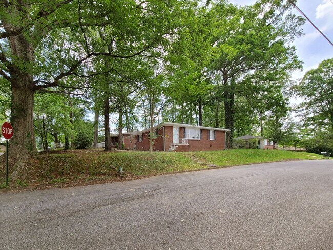 Building Photo - Cutest Bungalow in the Heart of Hapeville 3 bed/2 bath