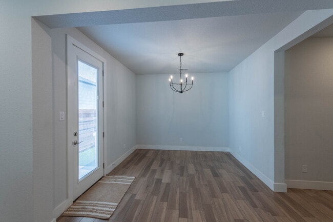 Building Photo - Dreamy Townhome!