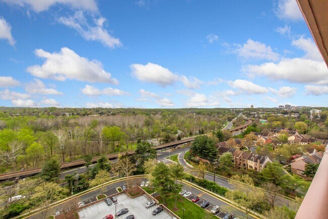 Building Photo - 1 Bed 1 Bath - Rockville Condo - Completel...