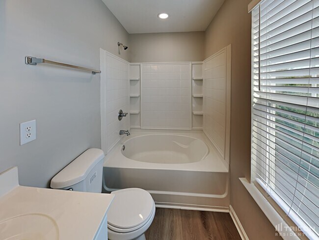 Building Photo - 208 Chestnut Oak Ln
