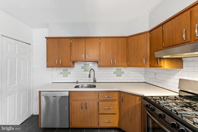 Building Photo - 809 Ardmore Ave