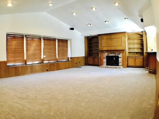 Building Photo - Very Spacious home in the desirable Porter Ranch area with a separate detached guest house