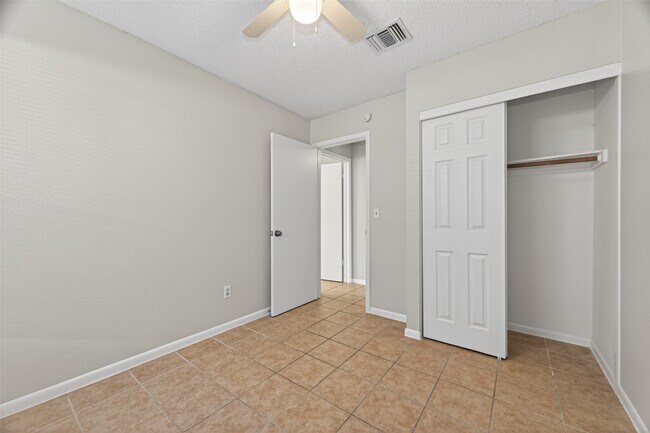 Building Photo - 5211 Devon Green Dr