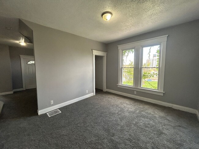 Building Photo - 3 Bedroom 2 Bath House in Moline with a Bo...