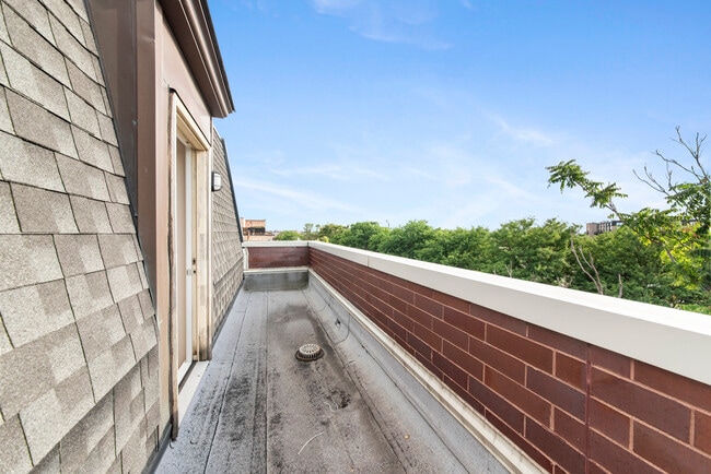 Building Photo - 2632 N Hartland Ct