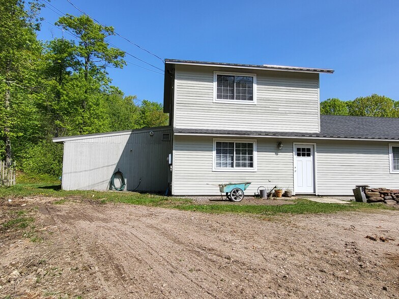 Front and parking for apartment - 330 Craney Hill Rd