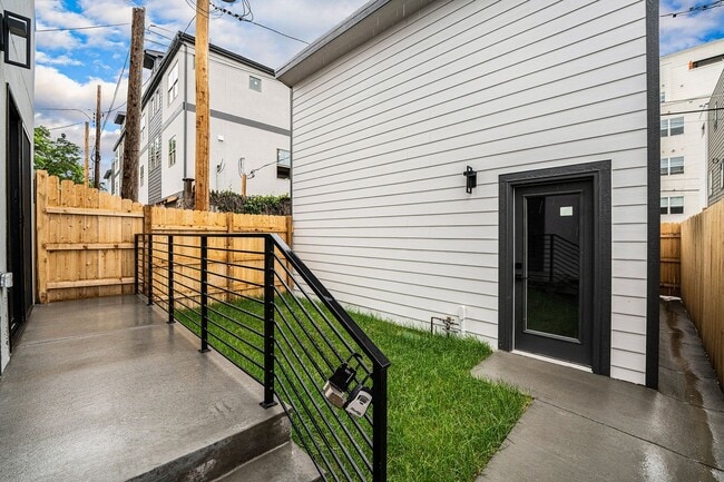 Building Photo - Back Duplex in Denver's Jefferson Park Nei...