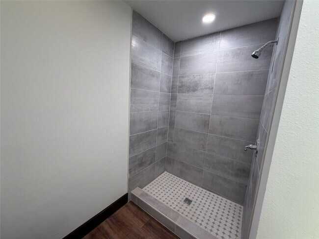 Building Photo - 107 E Stone St