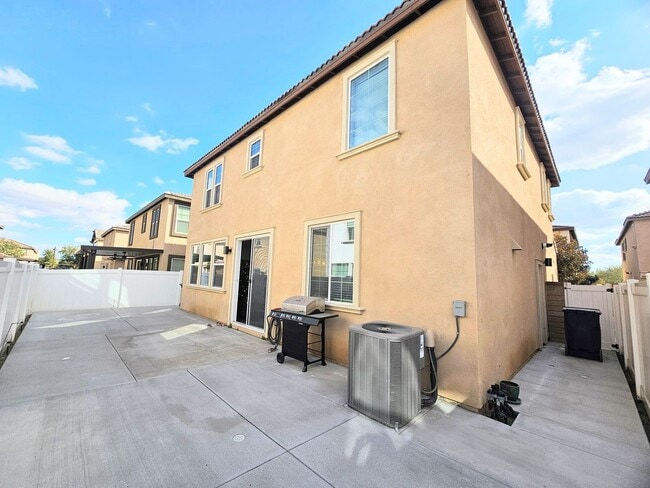 Building Photo - Beautiful Condo In a Nice Neighborhood 2 car garage