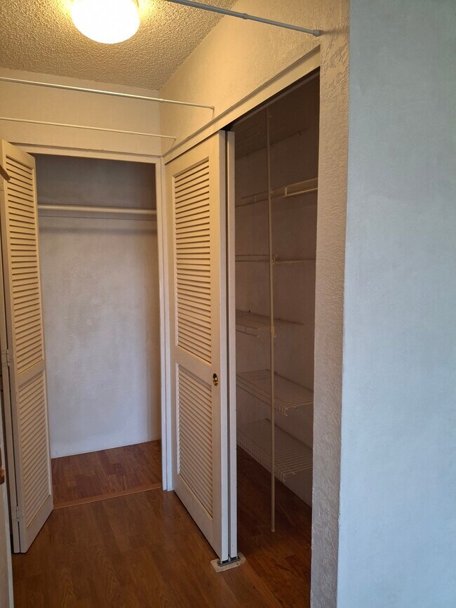 Large Closet - 271 Mananai Pl