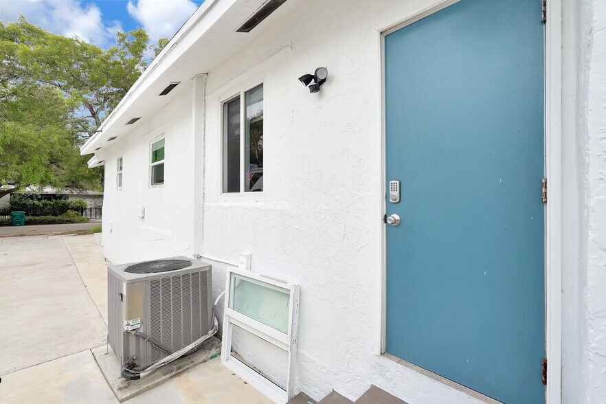 Building Photo - 19 NE 48th St