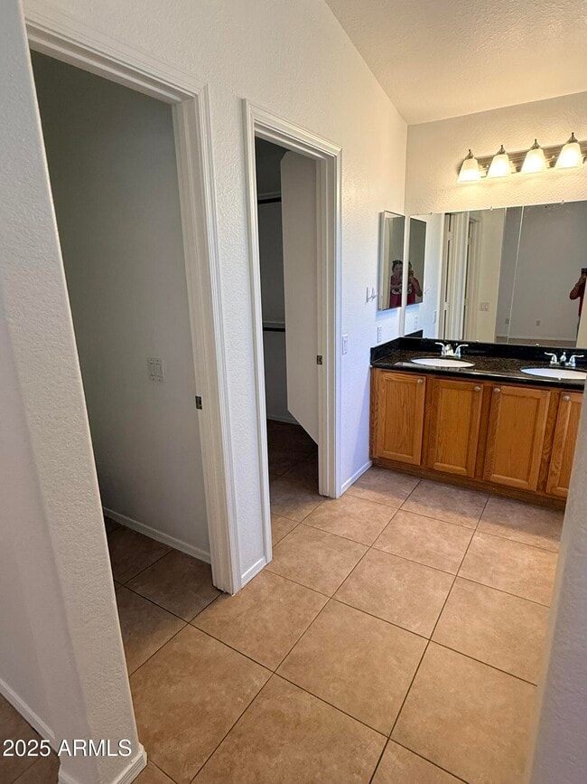 Building Photo - 1313 W Kesler Ln