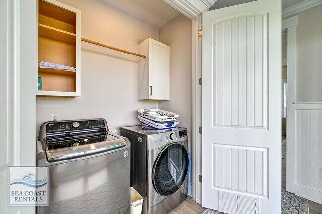 Building Photo - OFF-SEASON MONTHLY RENTAL - IT'S A BIG DILL!!