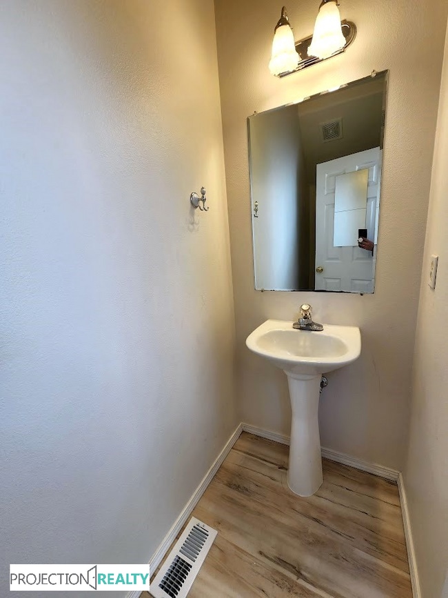 Building Photo - 849 NW Forest Creek Dr