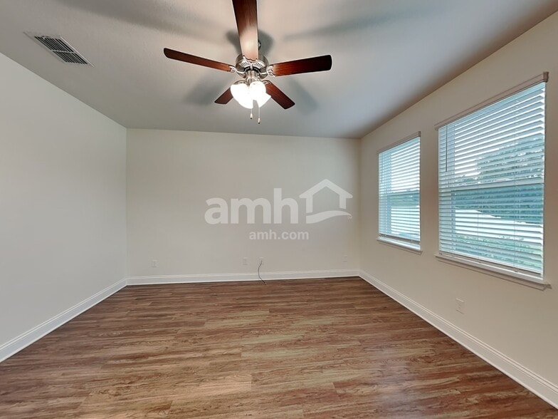 Building Photo - 906 Summer Stone Loop