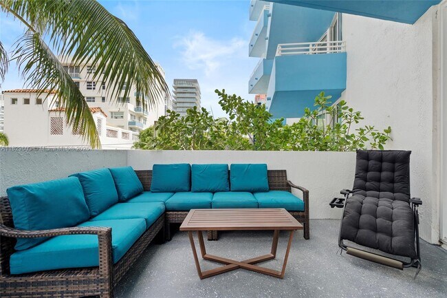 Building Photo - 225 Collins Ave