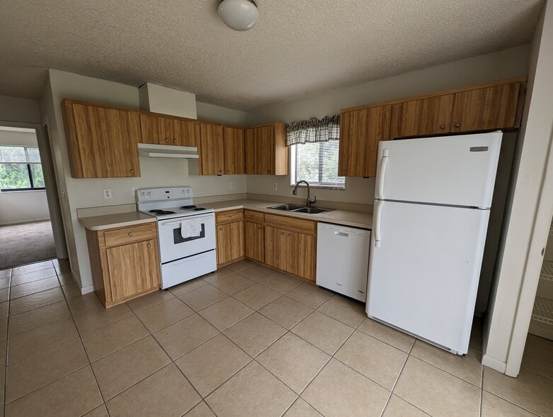 Kitchen towards sideyard - 3740 Giblin Dr