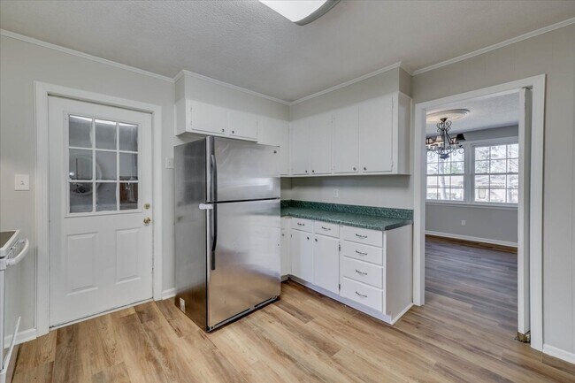 Building Photo - 3 Bed/2Bath home with garage, sunroom, and shed in Martinez