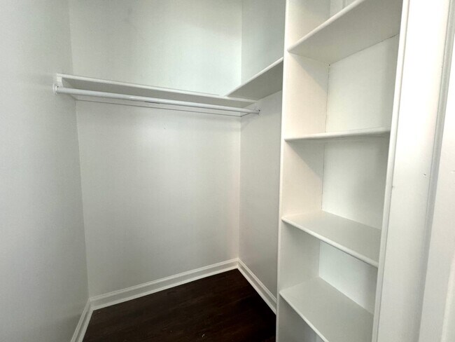 Building Photo - Gorgeous 3 bedroom 2 bathroom home