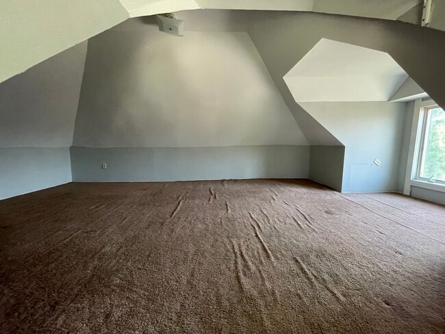 Building Photo - 4 bedroom 2 full bath House