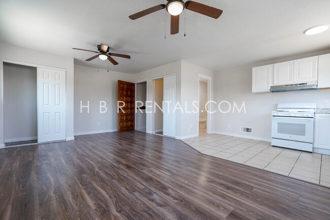 Building Photo - Spacious Family Retreat in Manteca, Ready ...
