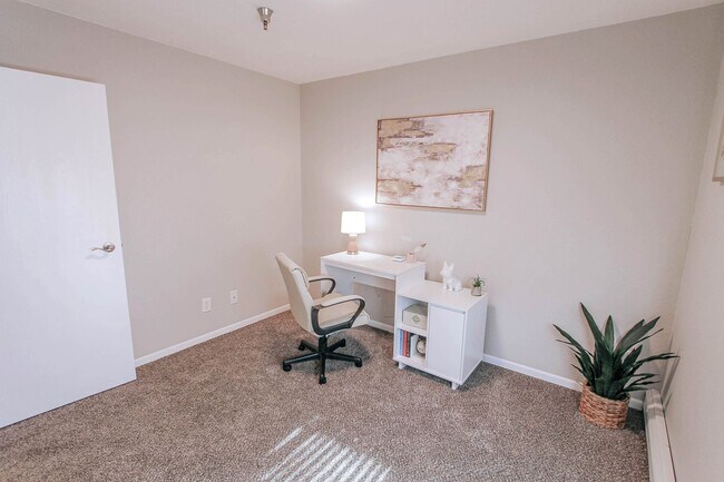 Building Photo - Welcome Home to Lincoln Woods: Modern Livi...