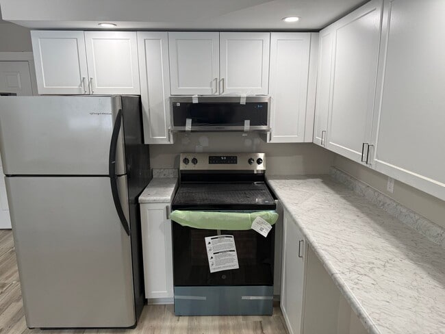 Building Photo - Elizabeth - 321/323