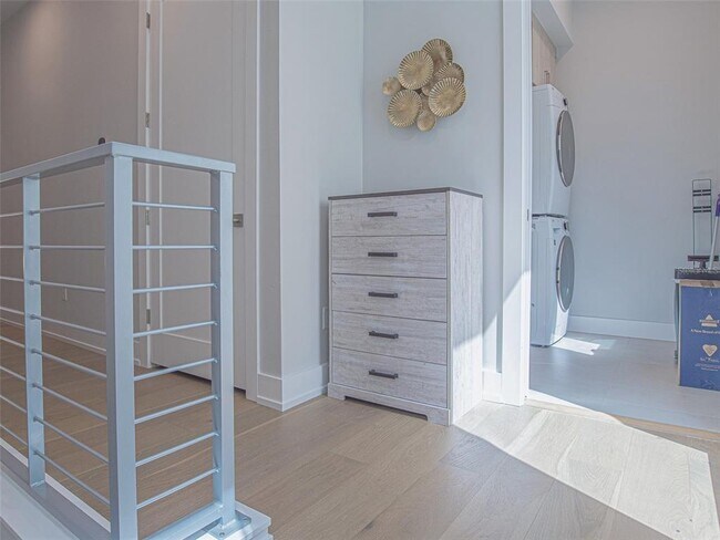 Building Photo - 370 6th St S