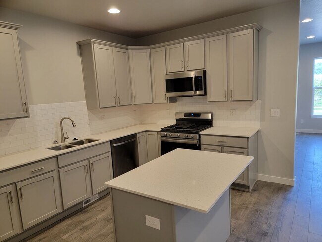 Building Photo - Stunning Townhomes!