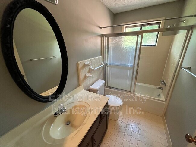 Building Photo - 7000 Loddon Cove