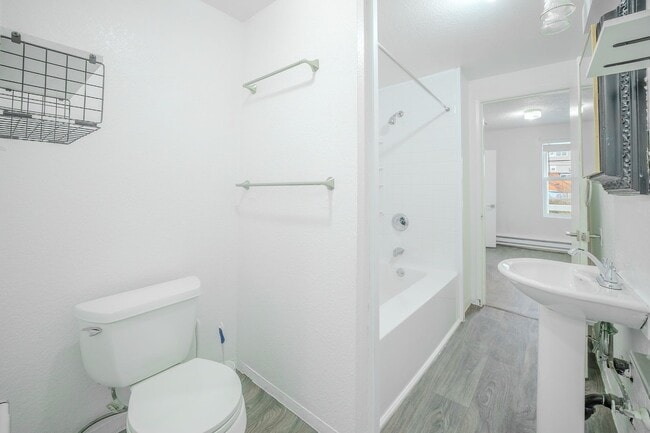 Building Photo - OPEN HOUSE 2/17, 2/21 @ 1P-2:30P - Duplex upper unit in Central District - Upper