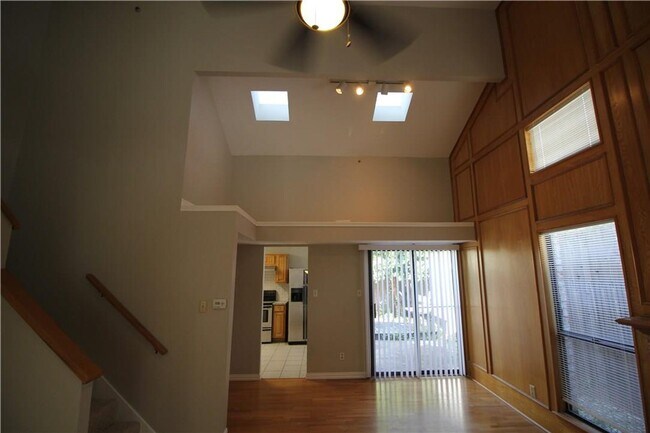 Building Photo - 2 Bedroom, 2 Bath  in Bryan Place