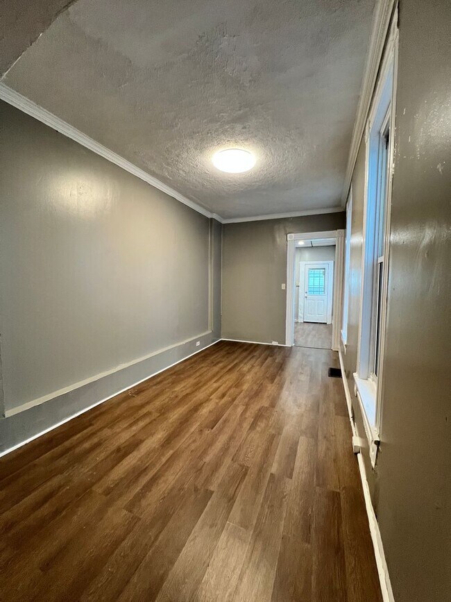 Building Photo - 5 Bedroom 1 Bath Home Available