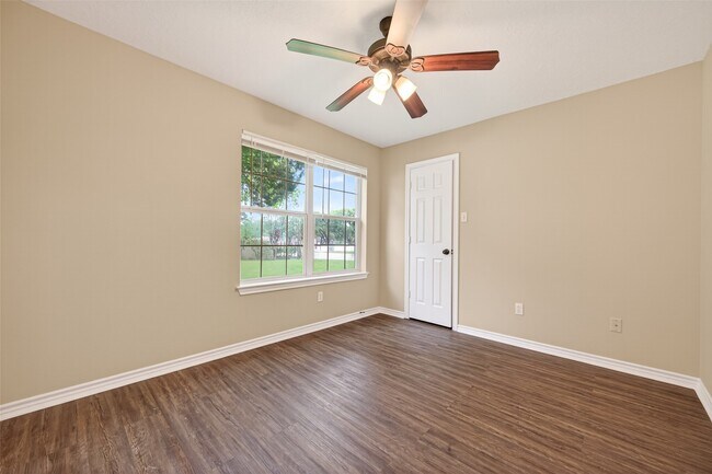 Building Photo - 11655 Lakeview Manor Dr