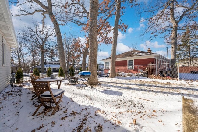 Building Photo - 1700 N Linden Ave