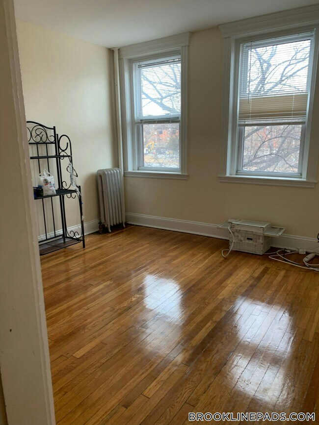 Building Photo - 352 Riverway