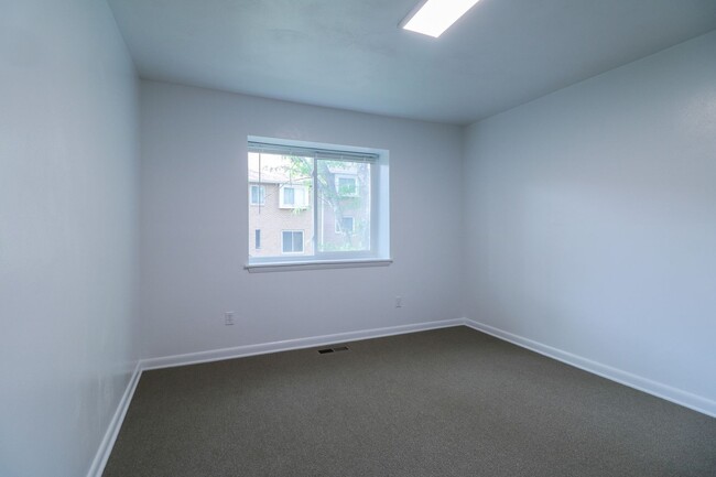 Building Photo - 1731 Donlee Dr