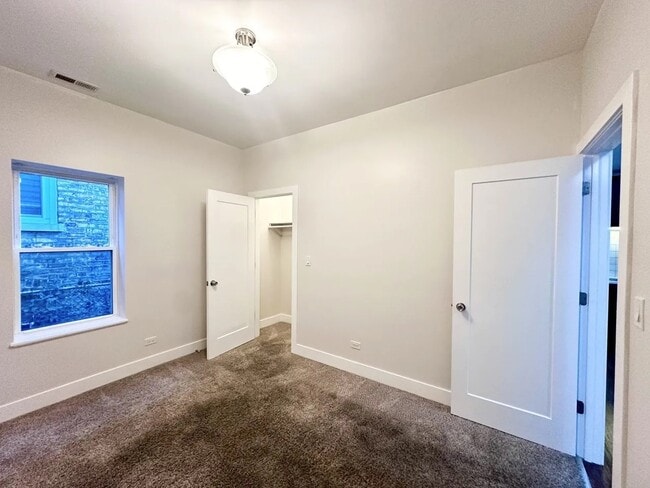 Building Photo - 2959 N Hamlin Ave