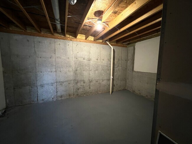 Building Photo - 4 bed 1.5 bath home close to I-44