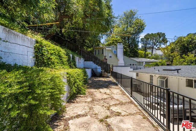 Building Photo - 8876 Wonderland Ave