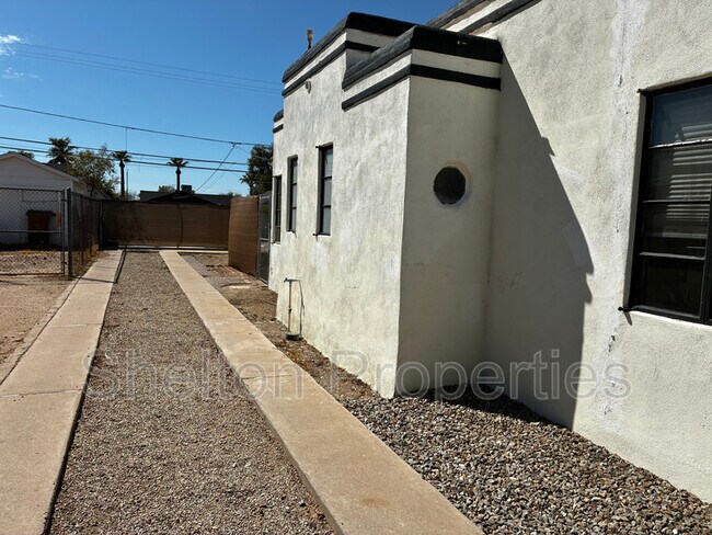 Building Photo - 1802 N Laurel Ave